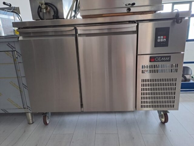 ART. 020 Tavolo refrigerato negativo GEMM usato montato su ruote dim.130x70x90h