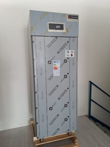 ART. 012 Armadio conservatore GEMM gastronomia GN 2/1 completo di 3 Griglie Temp.-2/+8°C