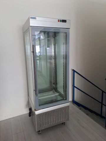 ART. 017 Vetrina espositiva TEKNA usata 70x70x180h tutto vetro temp.+5/-20°C - 2 PZ disponibili