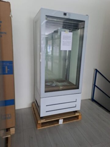 ART. 018 Vetrina espositiva panoramica Longoni temp.+5/-20° dim. 90x65x180h - Versione White - 1 Nuova e 4 usate